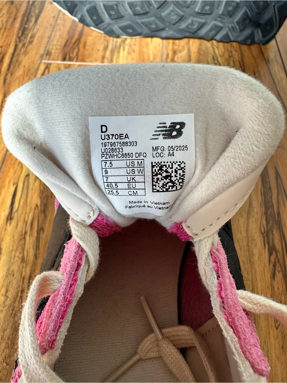 New Balance 370 Pink Retro Mesh Suede Sneakers Women’s size 9 Men’s 7.5